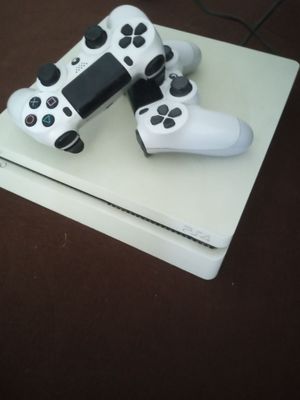 Play station 4 orginal jostiklari bilan sotiladi.