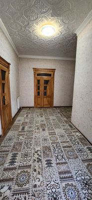 katej 5 xonali jihozlangan uy va tashqaridan 4 xonali poydevor bor