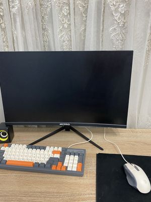 Kampyuter monitor sotiladi full komplekt