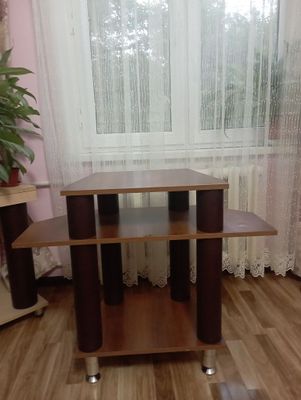 Продается столик для ноутбука можно и цветов.
