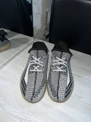 Sotiladi: Yeezy 350 - 42 razmer Holati: Yaxshi holatda. Qora va oq ra