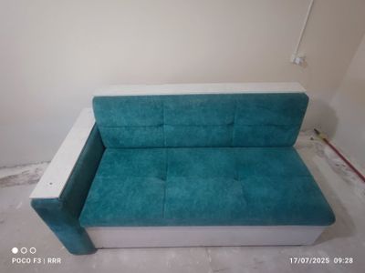 Divan sotiladi..