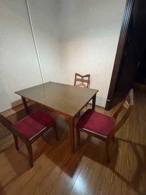 Продаю раскрывающийся стол с 4 стульями