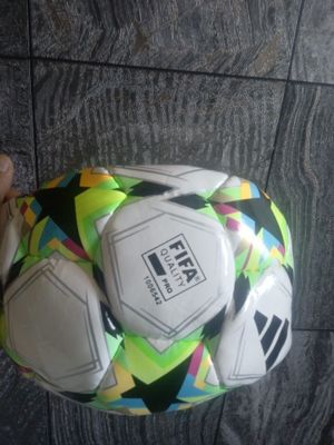 Futbol topi yangi