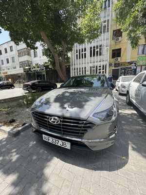 Hyundai sanata sotiladi