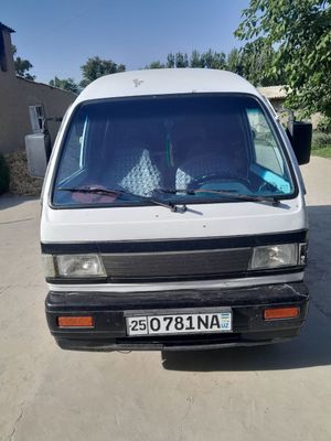 Yilli 1999 mashina yurib turibdi ko'rinishi yaxshi kraskalari bor