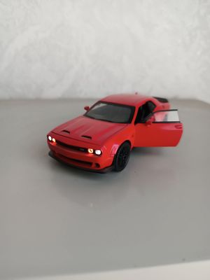 Модель автомобиля Dodge Challenger Hellcat 1:24