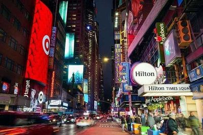Nyu Yorkdagi Times Squaredagi katta LED ekranlarga reklama berish