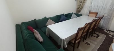1 ta kotta stol 12 ta stuli bilan va 1 ta kotta divan yumshoq yostiqch