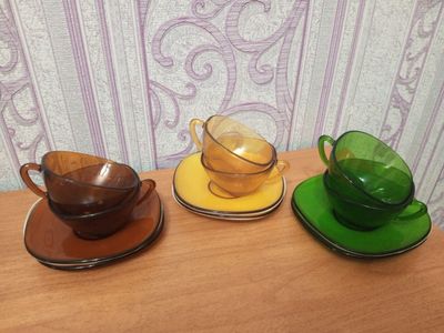 Набор разноцветных чашек