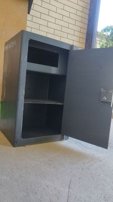 Kulrang metal seyf