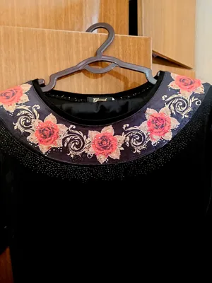 Красивый, модный с богатой вышивкой костюм