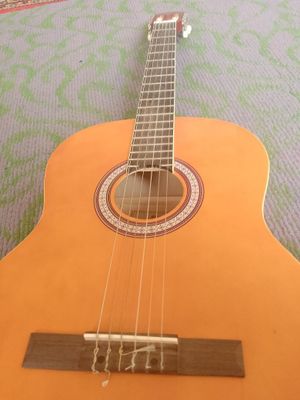 Gitara sotiladi.