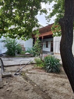 Xovli sotiladi 3 sotix 5 Xona