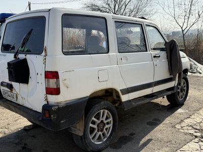 Uaz holati yaxshi 2002 yil kraskasi 60 foiz joyida bor matori ideal