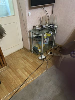 Подка и столик и телевизор старого образца