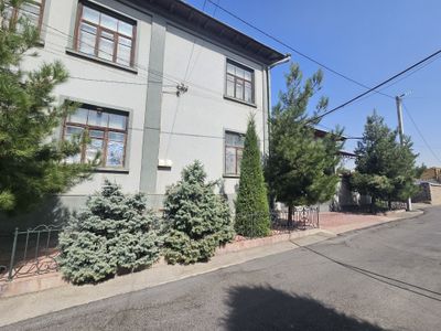 Uy. Hovli sotiladi