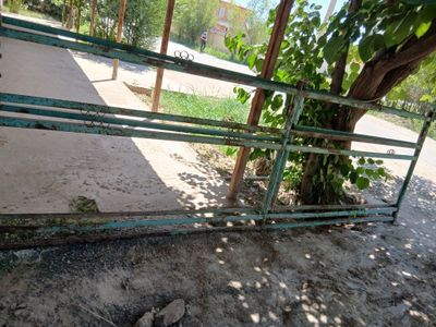Малхона олдига забор.