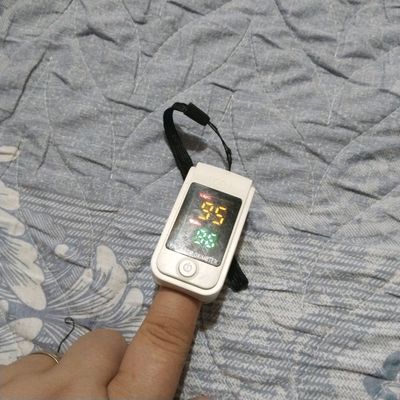 FINGERTIP OXIMETER bu yurak urishini oʻlshaydi .