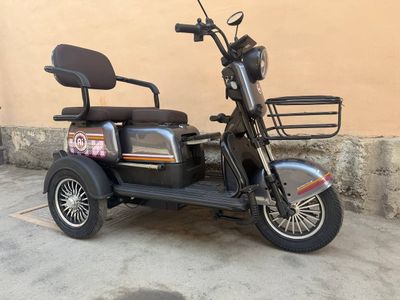 Sukuter 3 gildrakli yangi