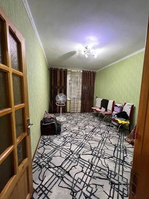 Shahar markazidan gul bozprdan ótib Hokimyat oldidan
