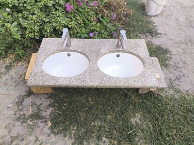 Stoleshnitsa granitniy rakvina
