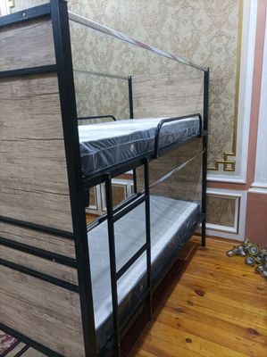 Yotoqxona, hostellar uchun 2 etajli kravat.