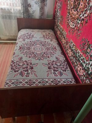 Продаётся деревянная кровать с пружинным матрацем..