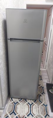 Продается холодильник indesit
