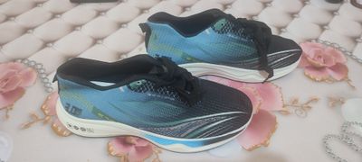 Продам новые кроссовки