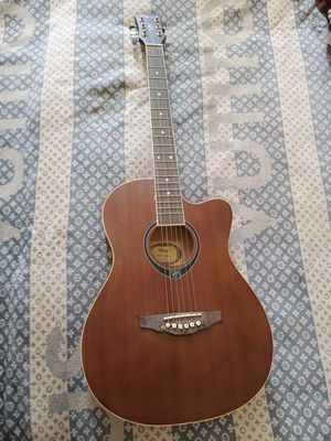 Gitara srochno sotiladi