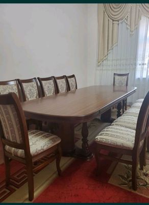 "Mondelux" brendidan stol stullari bilan.