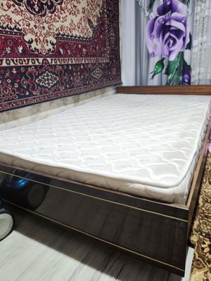 Срочно продается Кровать с матрасом ортопедическим