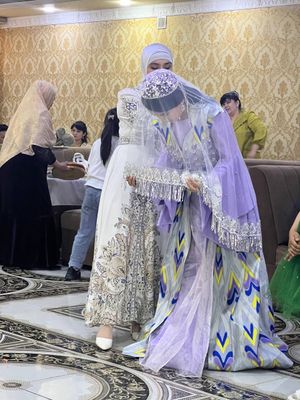 Ansambl kelinlar uchun 2 marta kiyilgan yap yangi