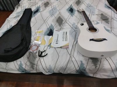 Gitara yangi 1hafta ishlatildi