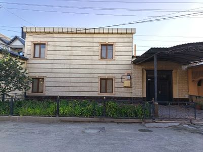 Uy yashash uyi mebel jihozlari bilan birga