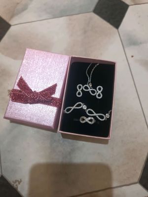 kumush kamplekt yangi sotladi