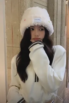 Теплая,стильная и мягкая женская шапка в белом цвете с пуговками
