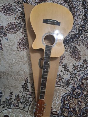 *SAR brendli original gitara Yaxshi holatda, soz ovoz chiqadi.Arzonroq
