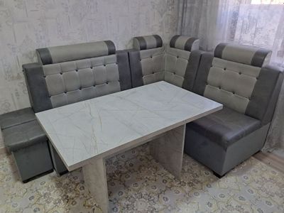 Продаётся кухонный уголок со столом