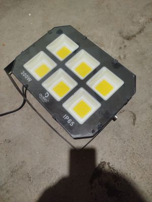 Projector sotiladi pachti yangi 1 hafta ishlatilga