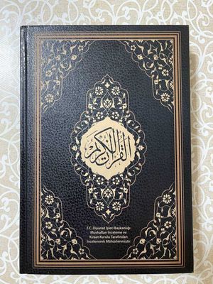 Qur'oni Karim kitobi sotiladi