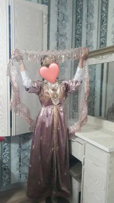 Abaya, ichida baza ko‘ylak, yopinchig‘i bilan