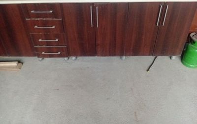Kuxini Mebel srochna sotiladi narxini kelishamiz avtomat rakvinasi bor