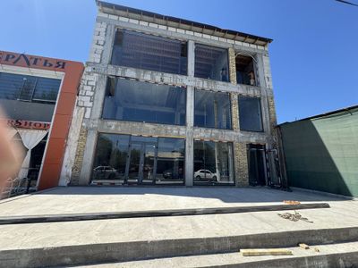 Obil Gazni katta ko’chasida 3 qavatli bino ijaraga beriladi