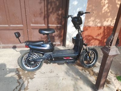 16 saka sotiladi. Akumlatori yoq.shunga Arzon kelishamiz yana