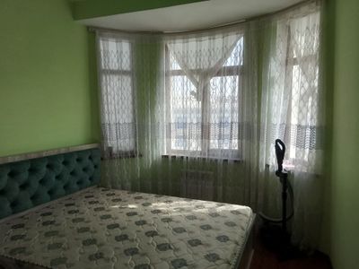 Ойналари решётка.