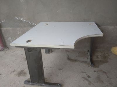 Продаю старый но прочный стол