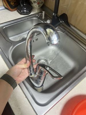 Продается сместитель и унитаз