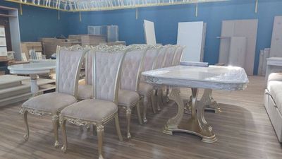 Стол и стул для мебели